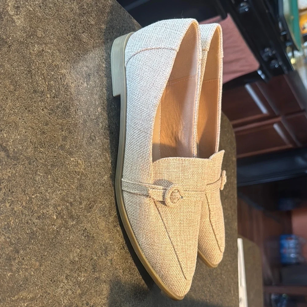 Cream Flats with Sleek Design and Metal Detail - Picture 3 of 7